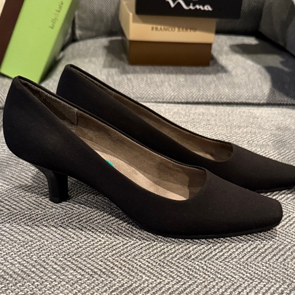 AEROSOLES Classic Black Heels - Picture 1 of 1